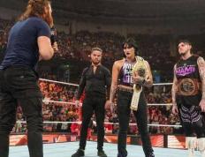 屡遭针对，WWE选手发文警告达米安，多米尼克主动缓解矛盾！