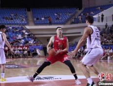 中国男子篮球赛事安徽文一主队场场上轻取江西收获三连打败