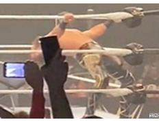 罗林斯在现场秀致敬布雷怀亚特，WWE或会放弃恶魔形象？_