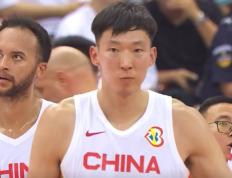 美国篮球NBA后卫传给美国篮球NBA锋线，中国男子篮球咋防？镜头马上给到姚明和杜锋