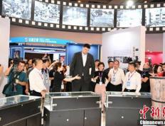 姚明在福建晋江参观首届国际篮球博览会